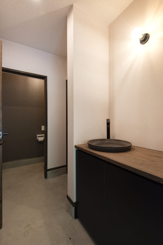 古民家の趣と調和した上品な空間です。