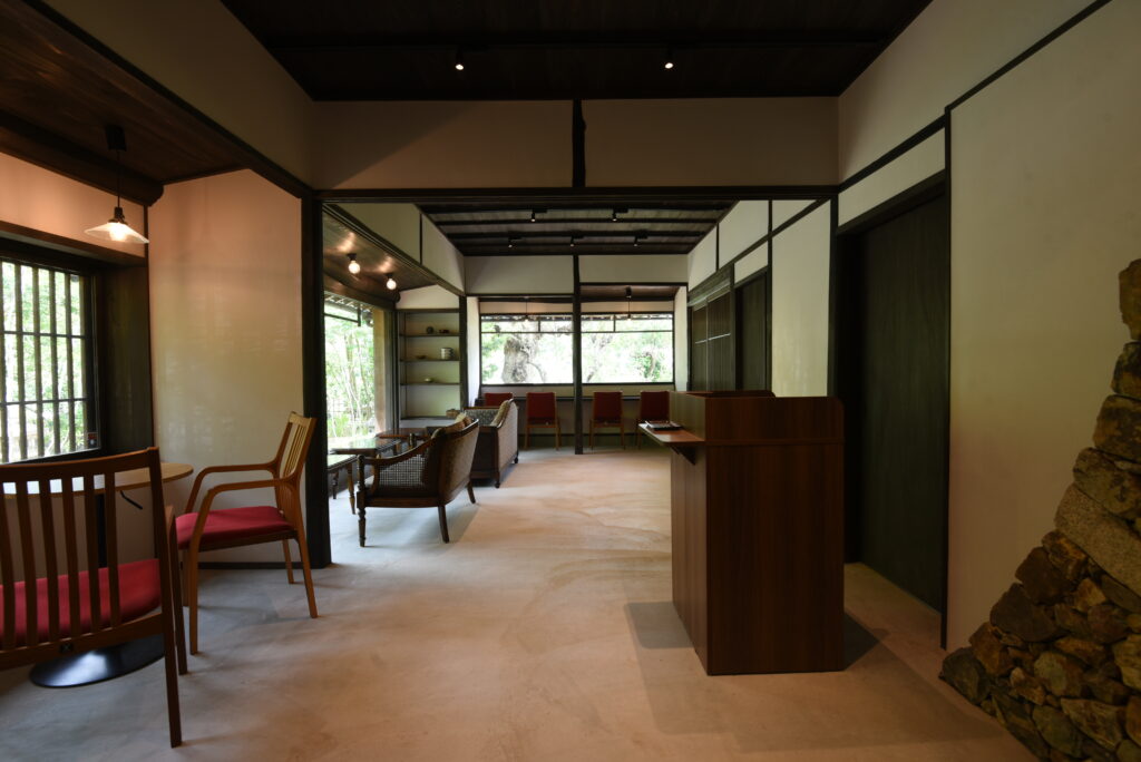 庭が主役になるようにお客さまの目線を意識した席配置。