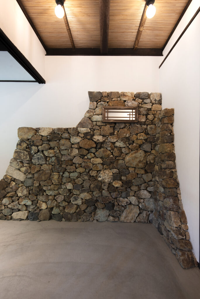 石積みのアクセント壁がカフェスペースのポイントとなっています。