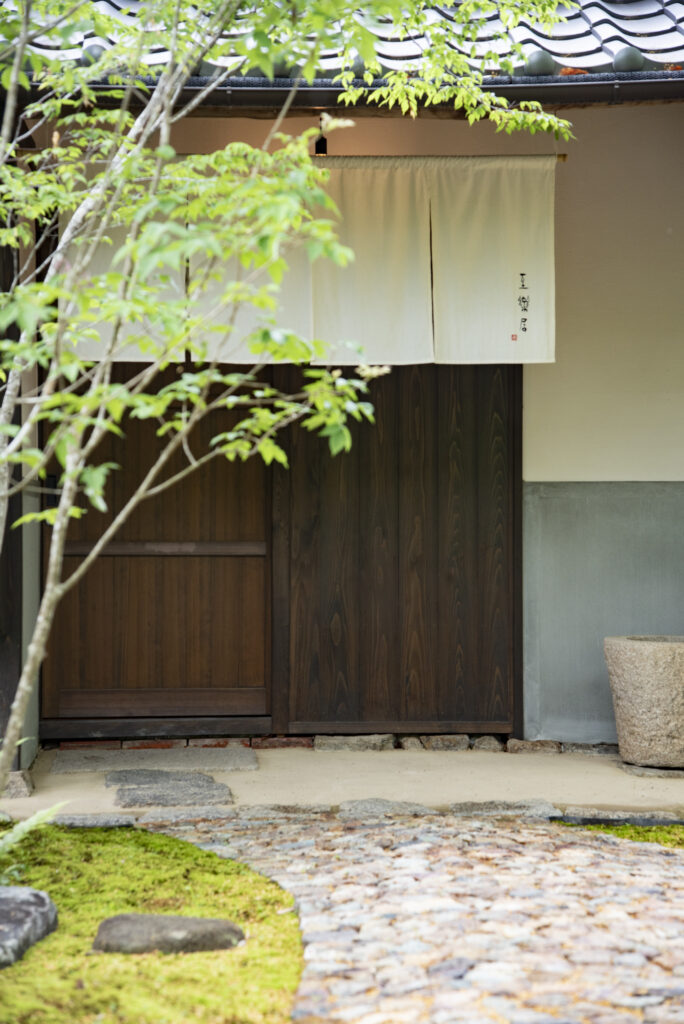 入口は木製建具になっており、店舗の外観イメージを崩さないようなデザインにしています。