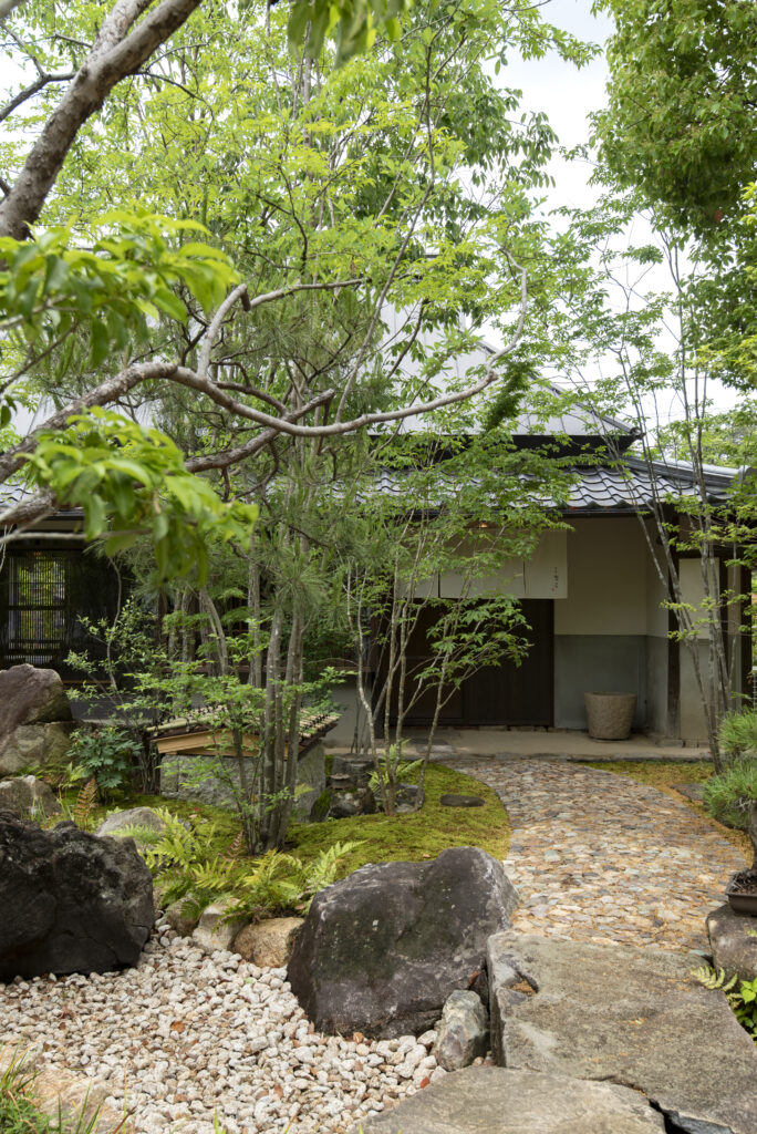 漆喰を塗り直した外観。