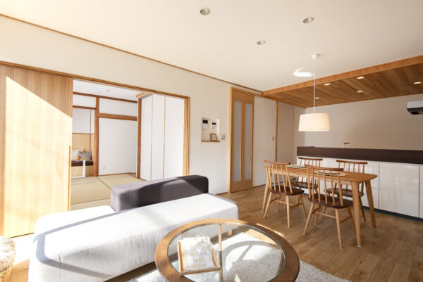 空間にメリハリを！「下がり天井×羽目板」デザインの魅力