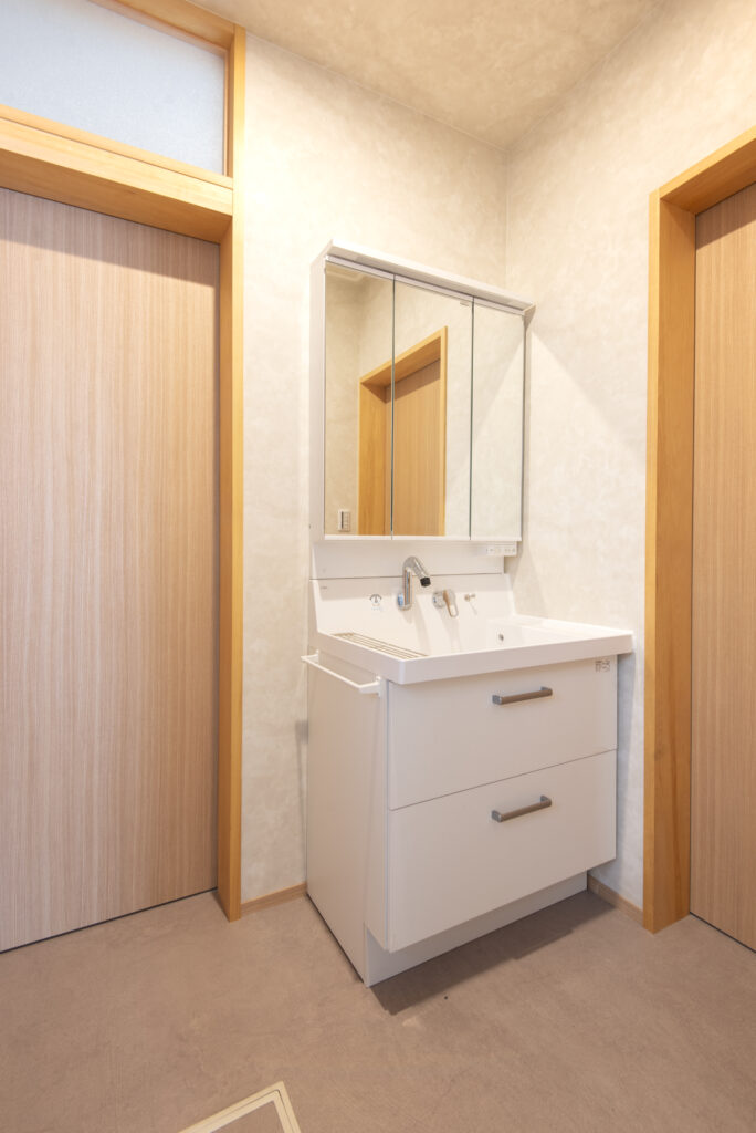 生活動線を考え、トイレと洗面を2世帯それぞれに設けました。身支度を各世帯エリアで済ませられること、各世帯の来客があってもそれぞれのエリアで完結させられることができます。