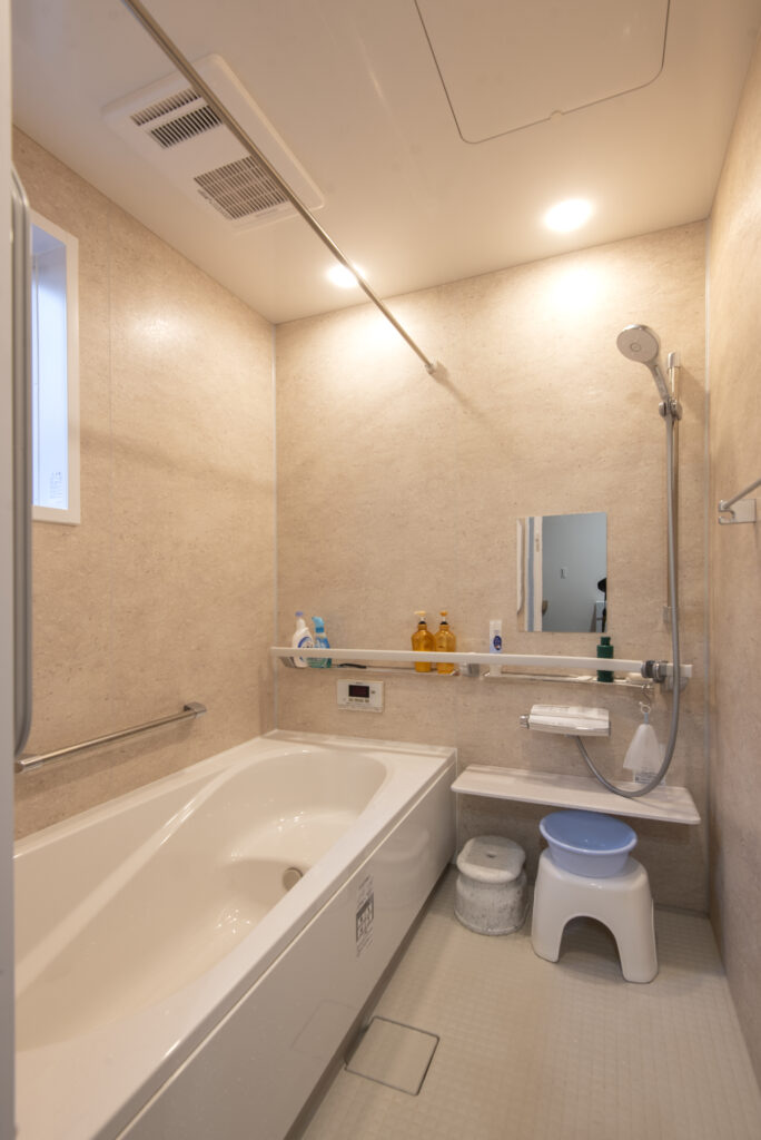 手すりか洗い場から浴槽まで１本でつながっているため、誰でも安心して浴槽の出入りができると、こちらを選ばれました。