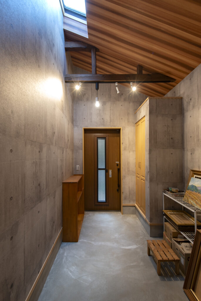 解体時に出てきた梁は、家族と過ごしたこれまでの時間が感じられ、愛着のある梁となりました。限られた面積を最大限に活かし、趣味を日常に溶け込ませた遊び心あふれる設計です。