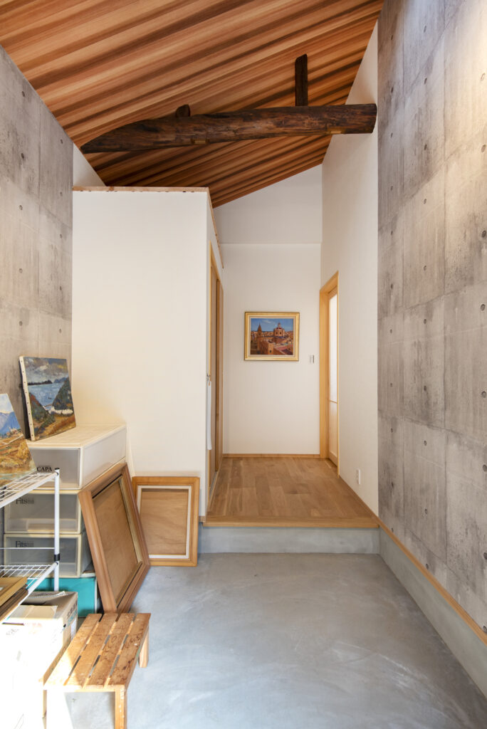 トイレの天井も活用して趣味のロングボードを掛けられるスペースとして活用。