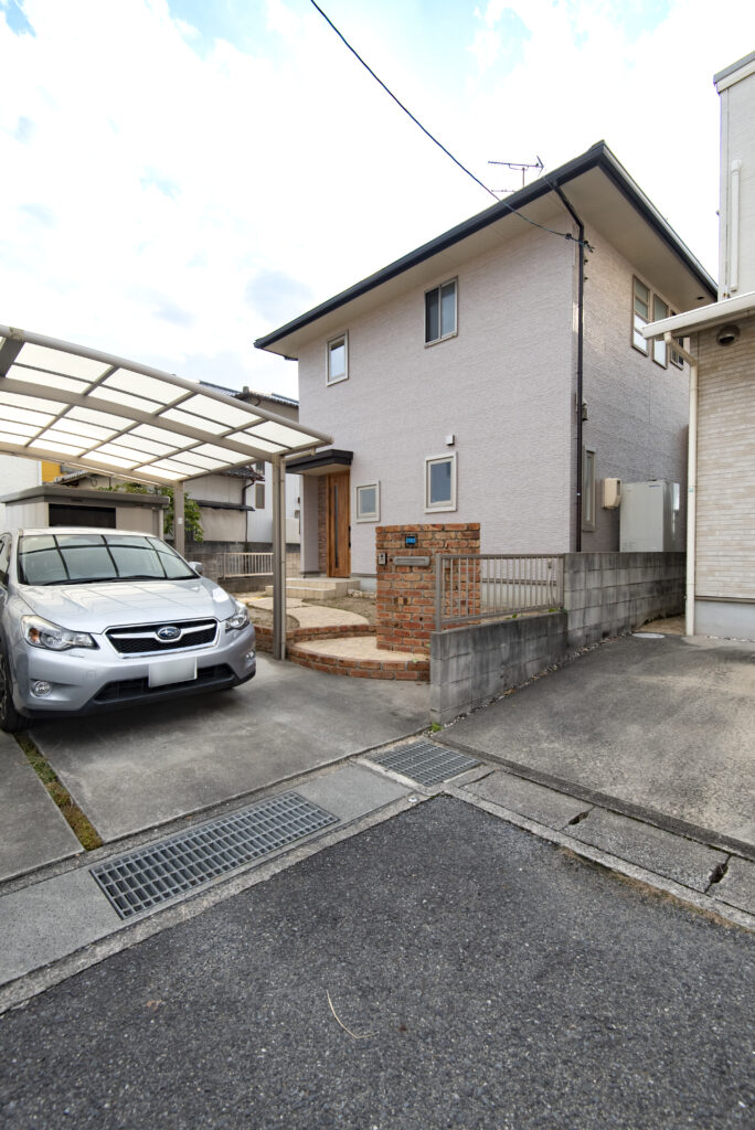 状態の良い外構はそのまま引き継ぐことでコストを抑えつつ、外壁をトレンドのグレー系で塗装しました。